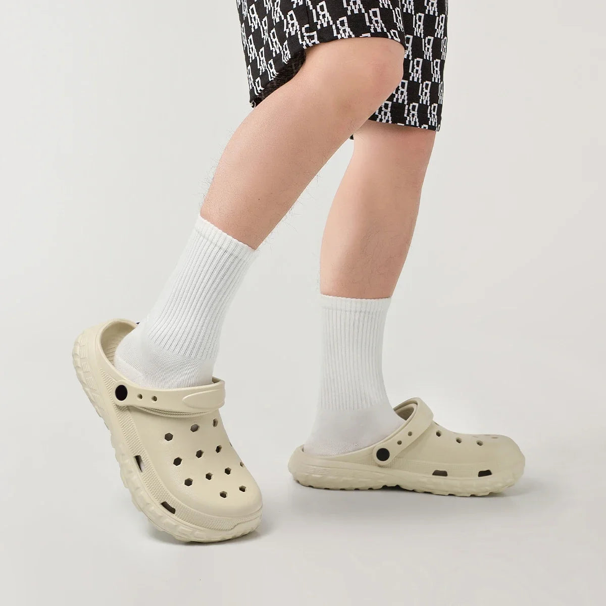 Women and Men's Hole Shoes Summer Non-Slip Outdoor Sandals Closed Toe Shit Feeling Beach Slippers Thick Bottom Soft Bottom